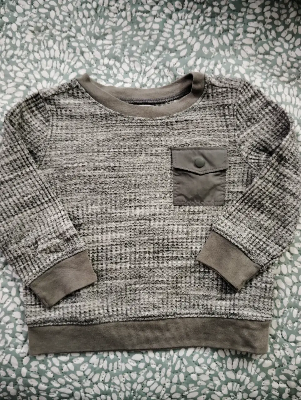 Sweater gris con bolsillo - miniatura 1
