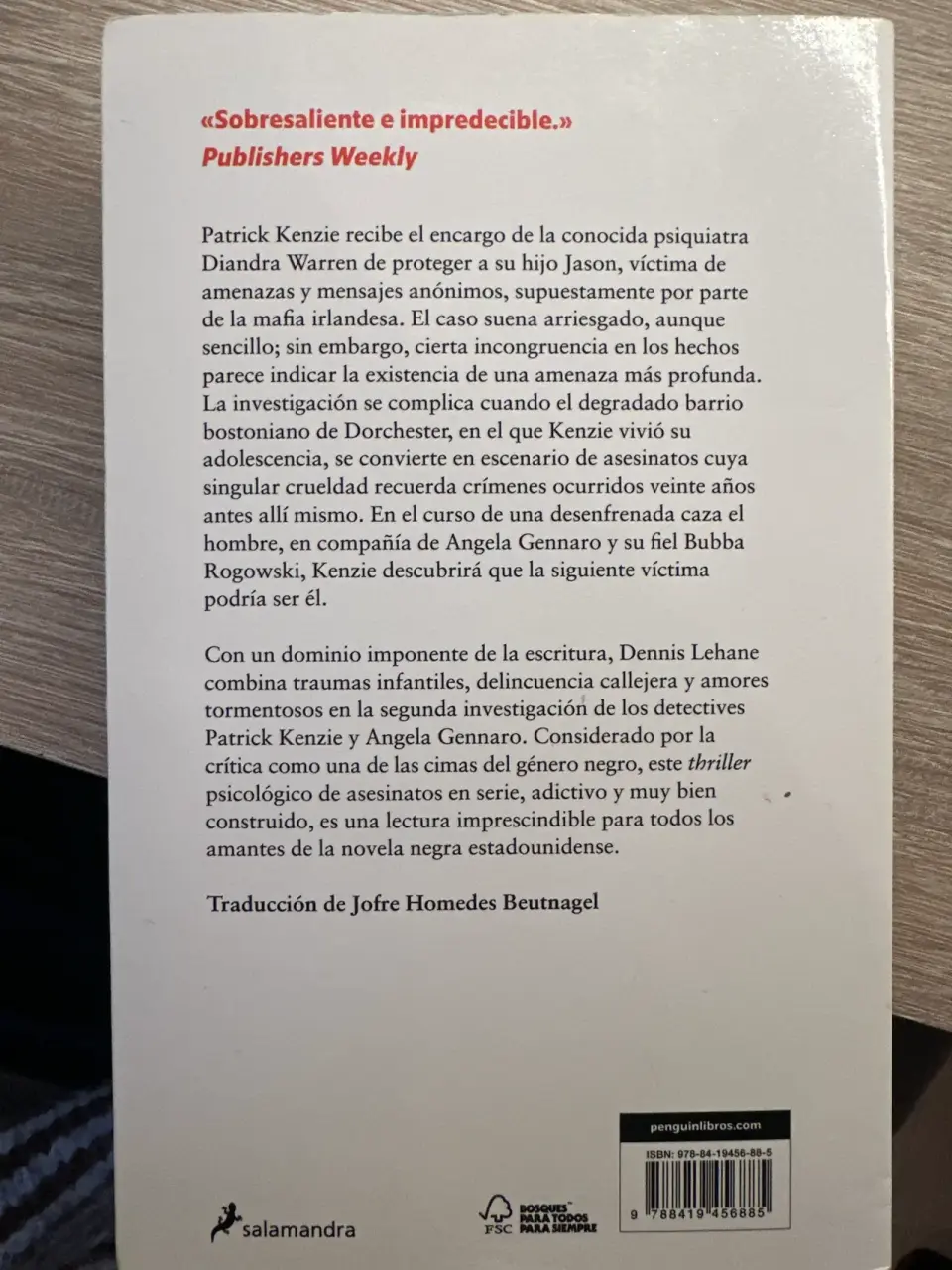 Libro 'Abrázame, oscuridad' de Dennis Lehane - miniatura 2