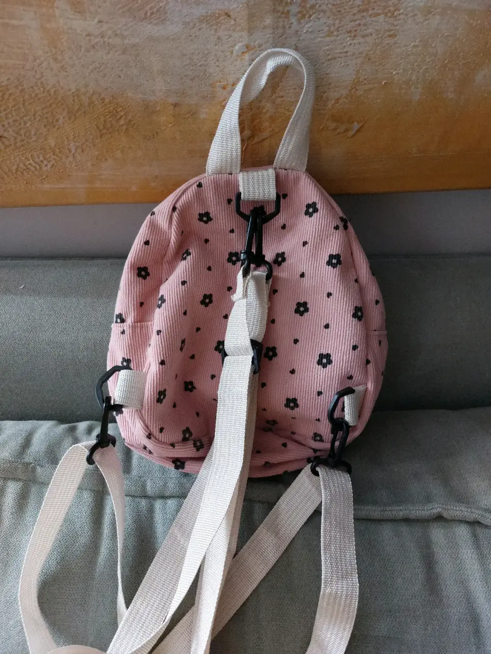Mochila rosada con flores - miniatura 2