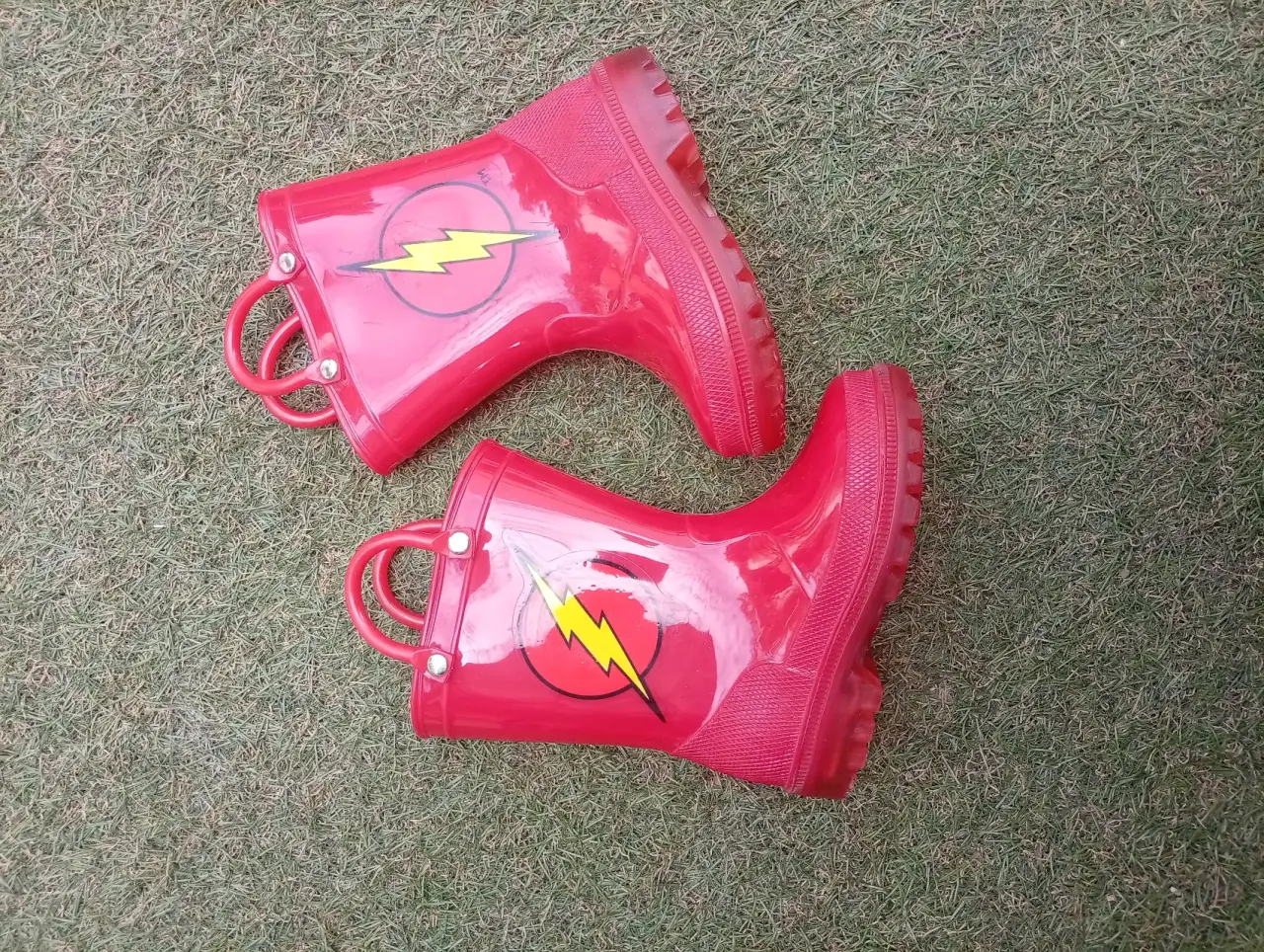 Botas de goma rojas para niños