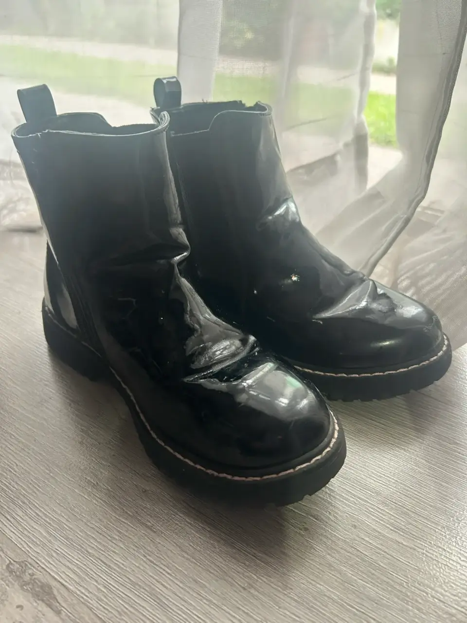 Botines negros de charol - miniatura 1