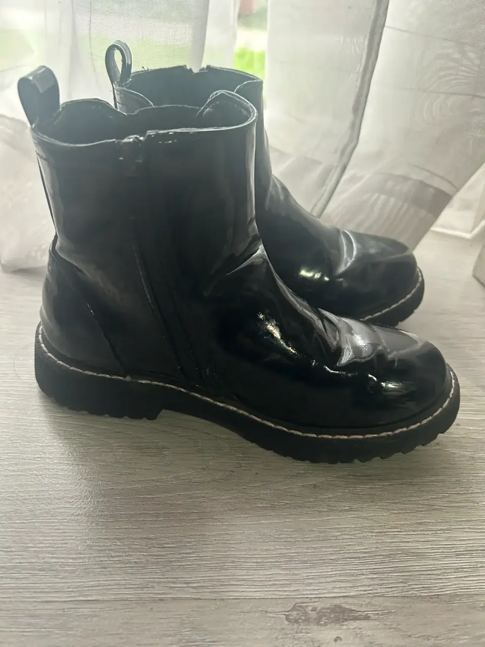 Botines negros de charol - miniatura 2