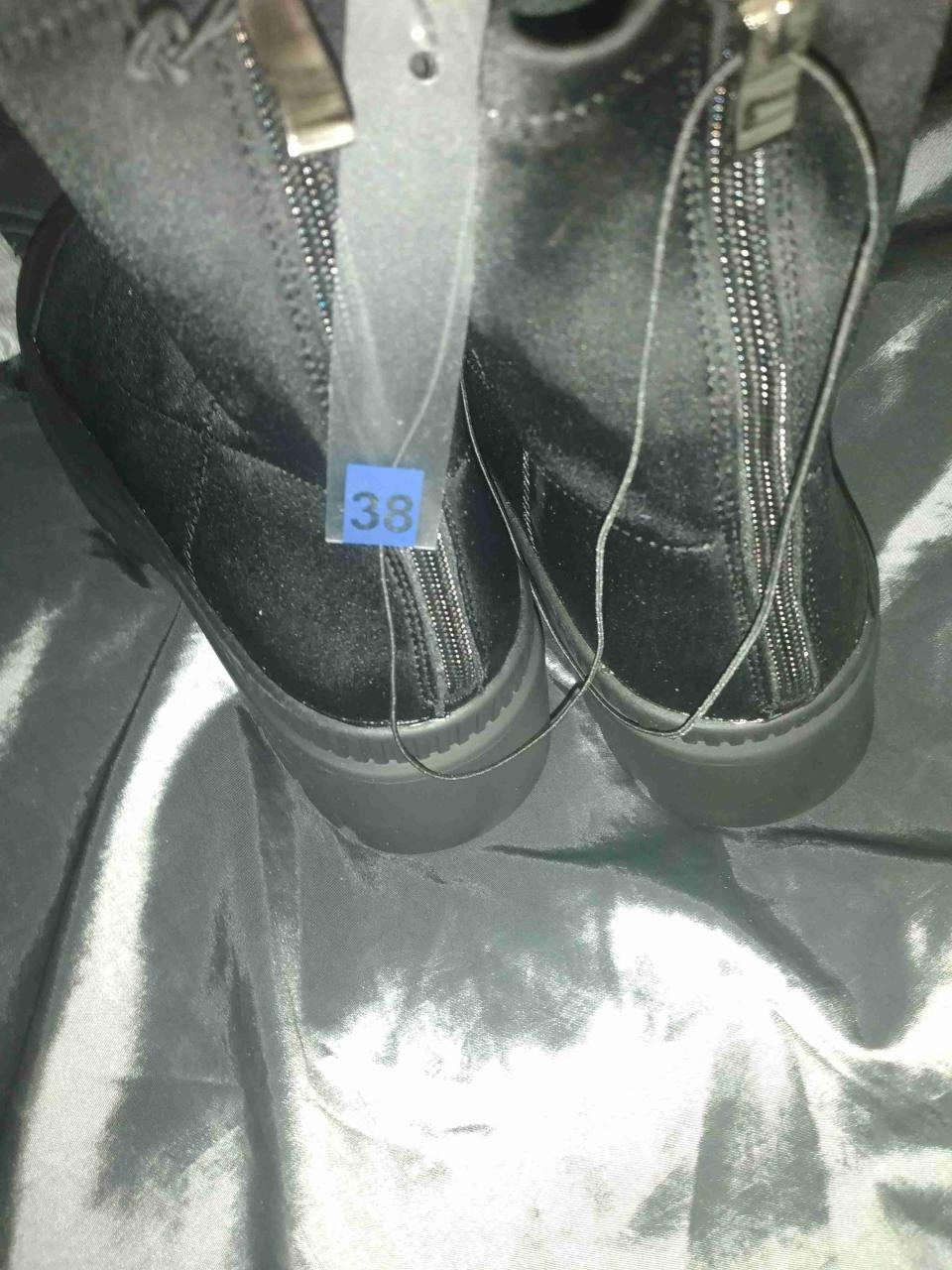 Botas negras cn cierre trasero de tela impermeable - miniatura 2