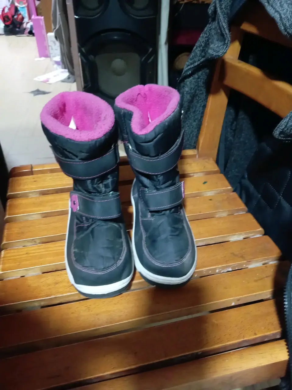 Botas negras con forro rosado para niñas - miniatura 1