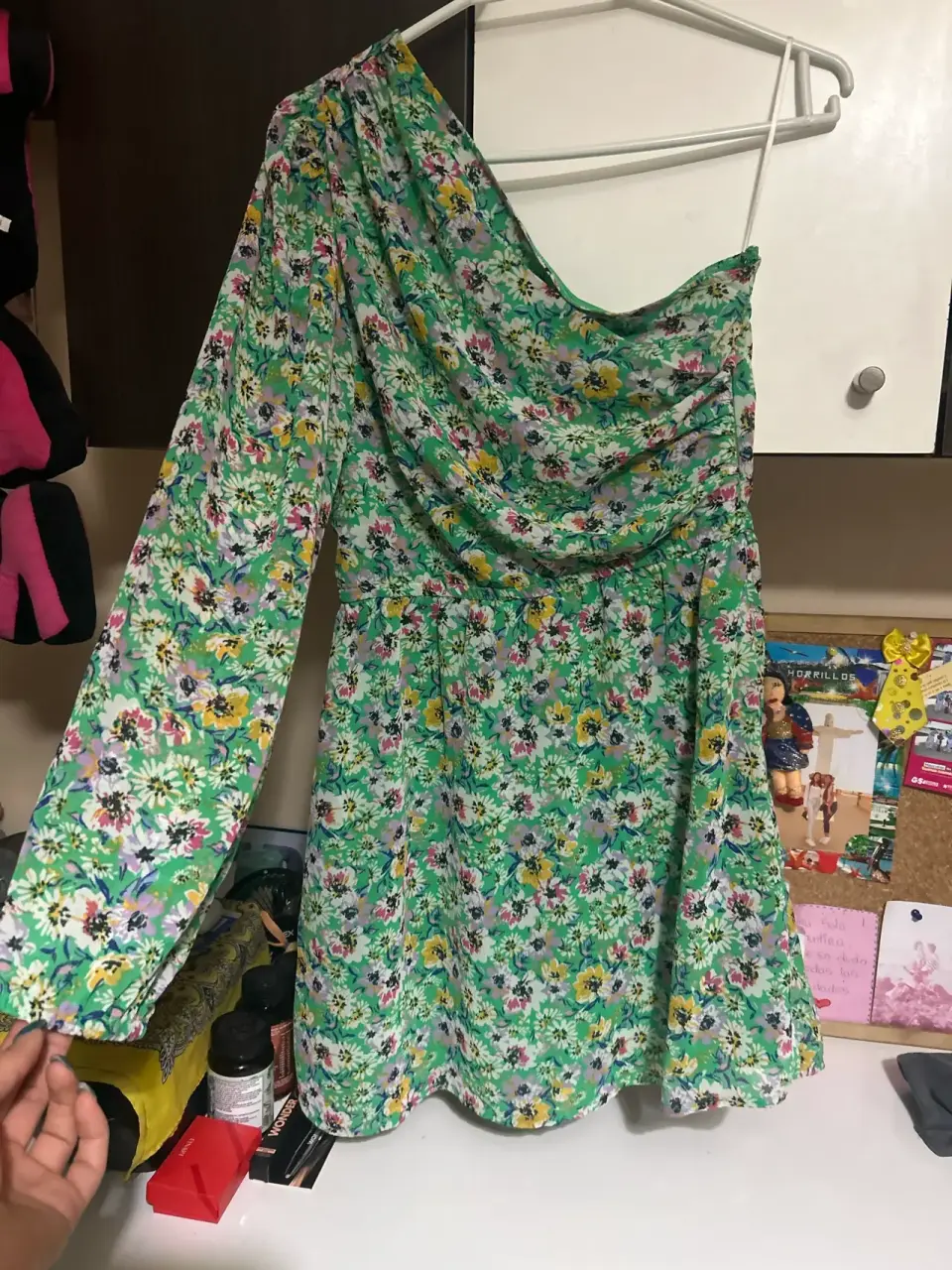 Vestido floreado de un solo hombro