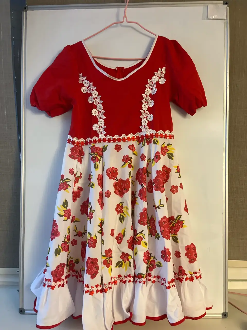 Vestido folclórico rojo con flores - miniatura 1