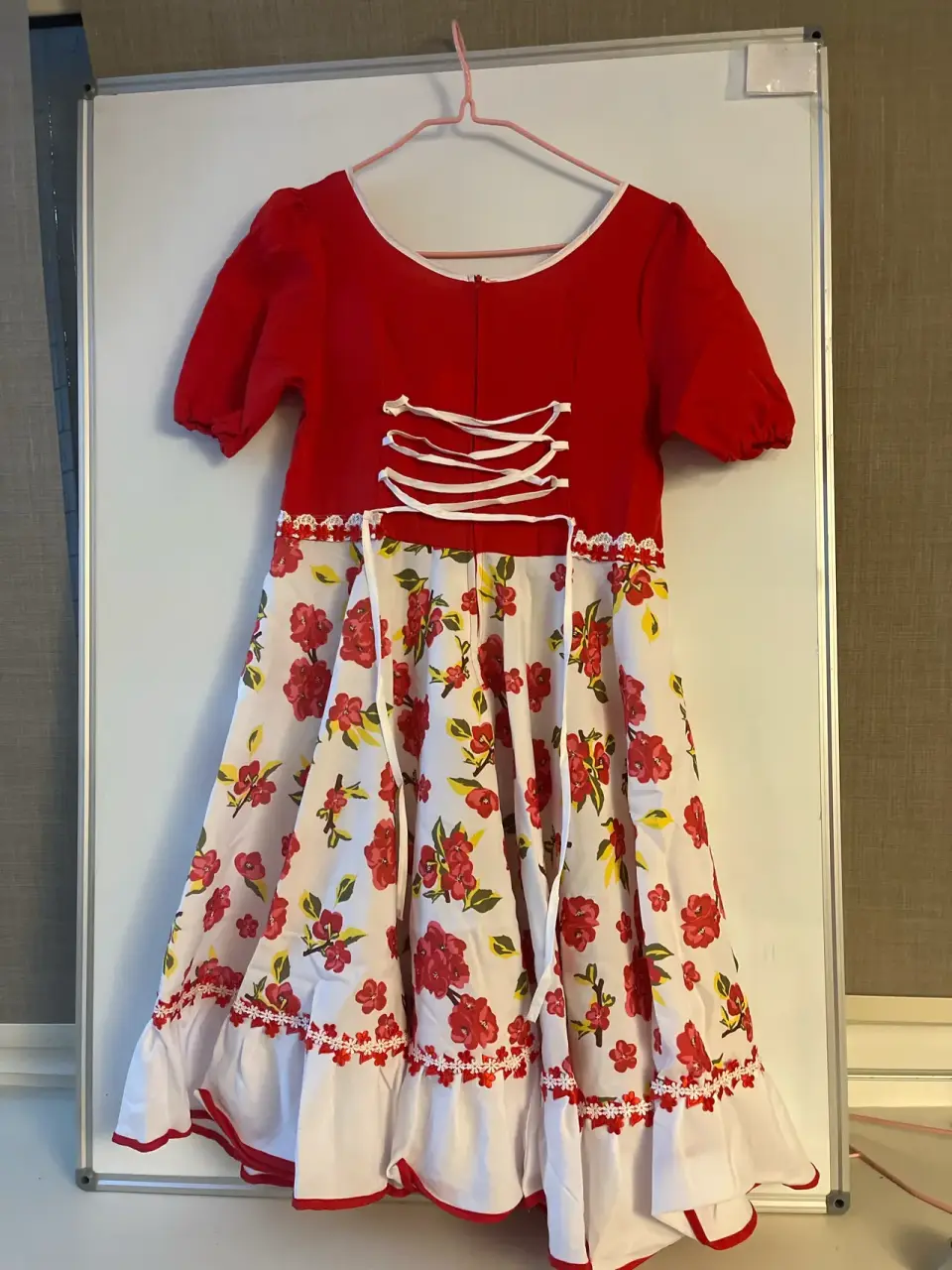 Vestido folclórico rojo con flores - miniatura 2