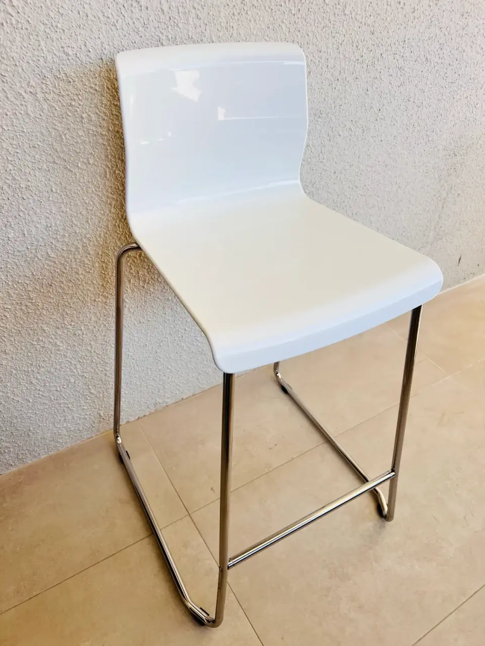 Par de sillas blancas modernas - miniatura 2