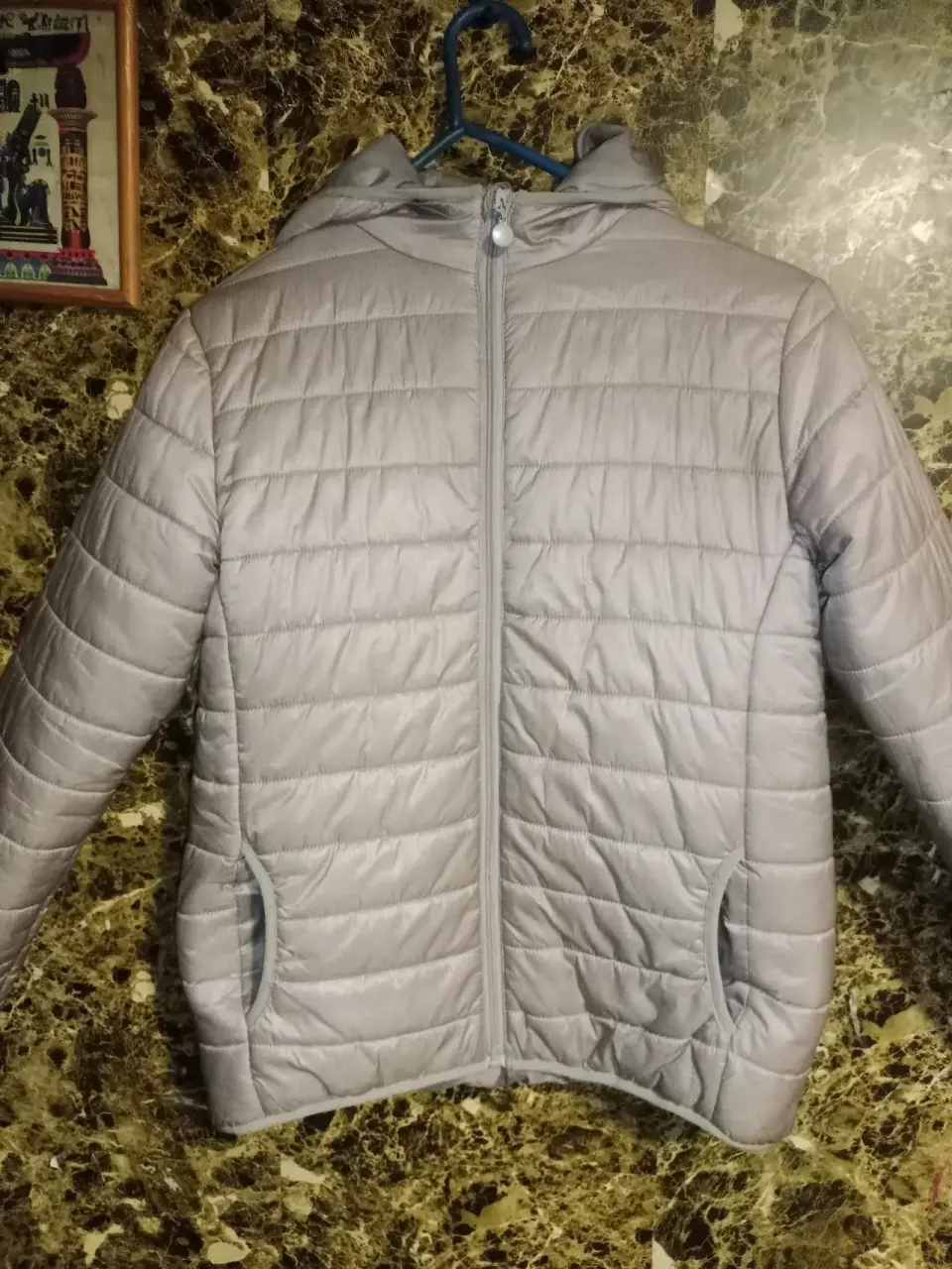 Chaqueta acolchada gris con capucha - miniatura 1