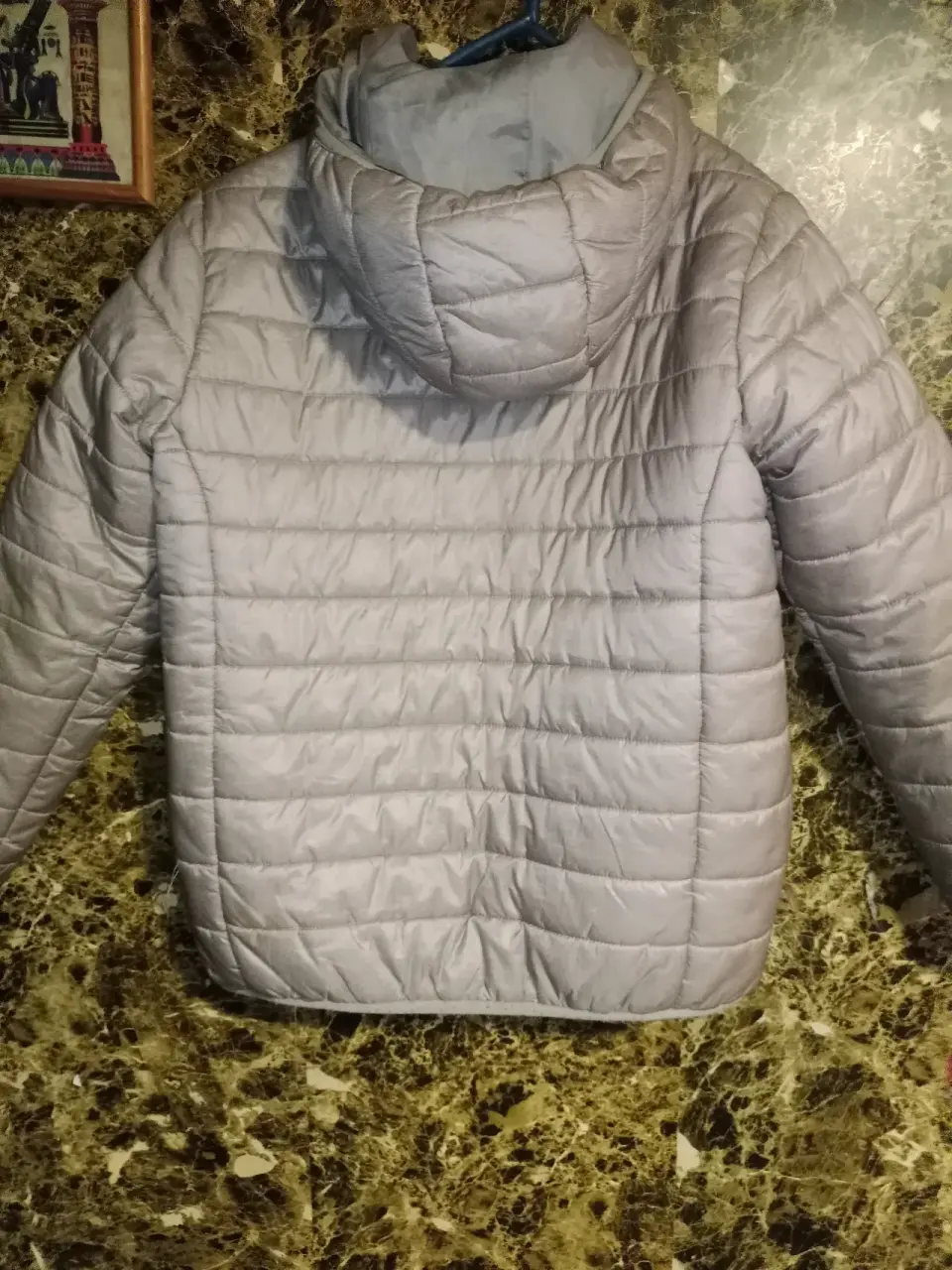 Chaqueta acolchada gris con capucha - miniatura 2