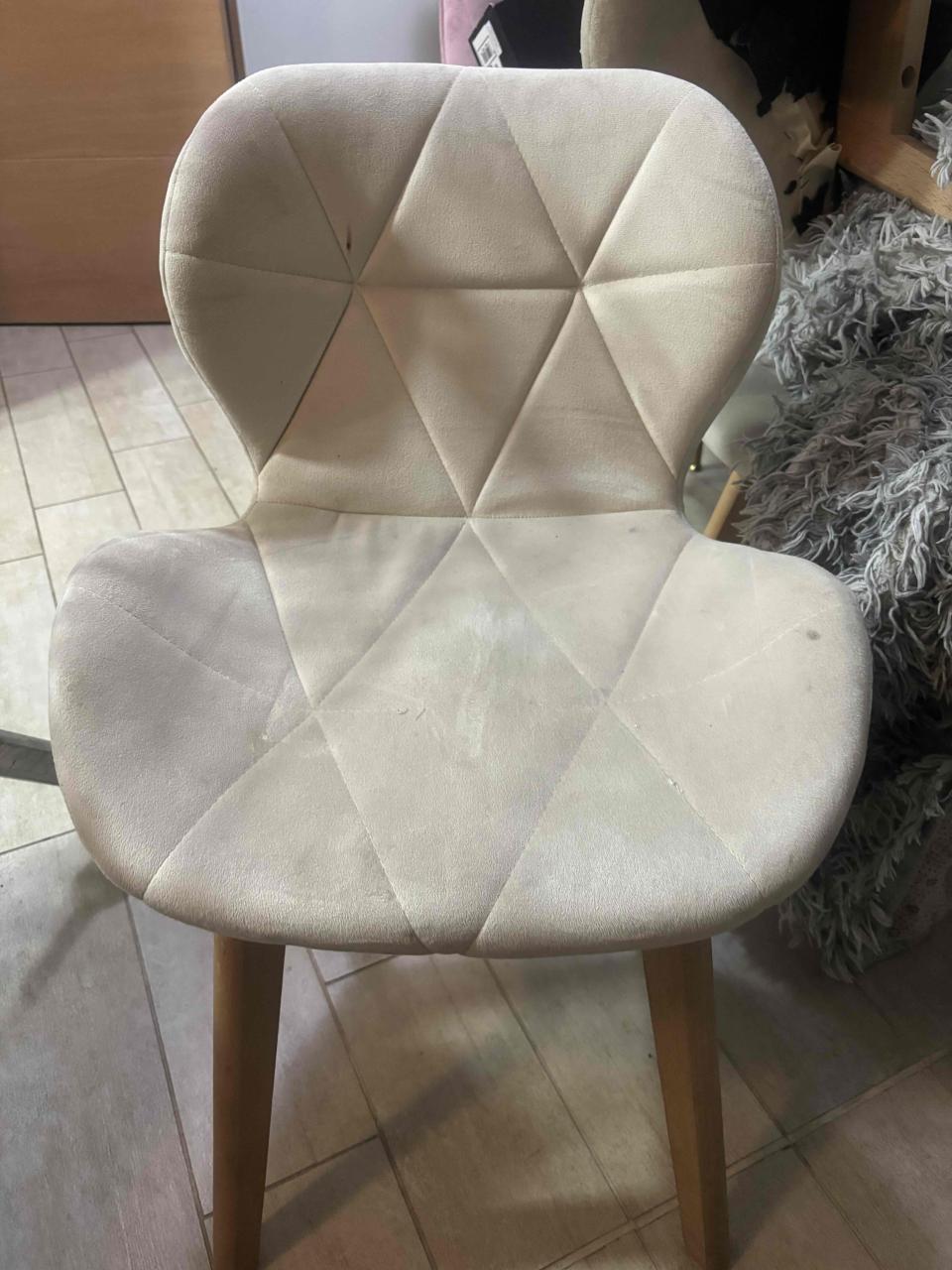 Silla beige estilo moderno