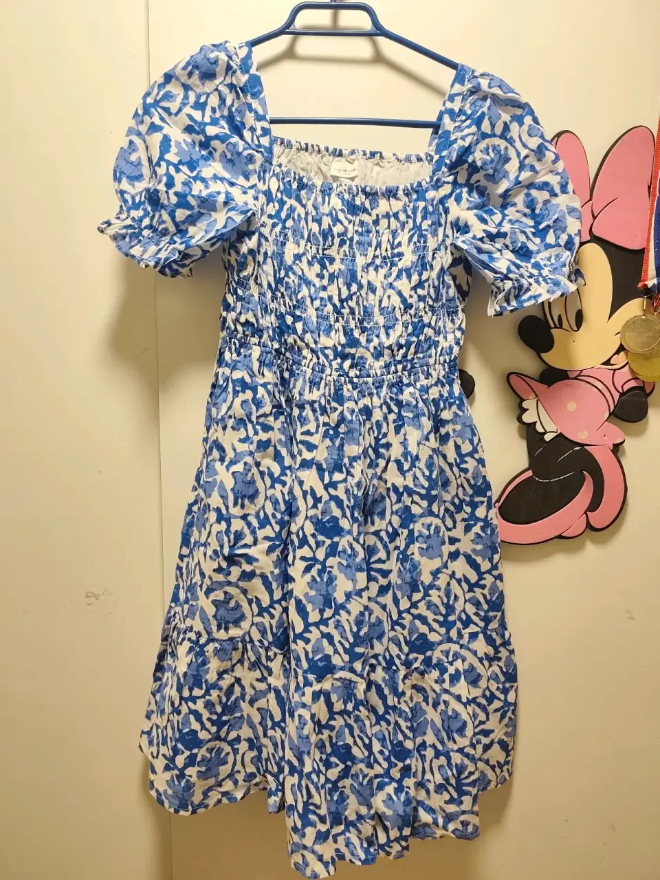 Vestido floral azul y blanco - miniatura 1