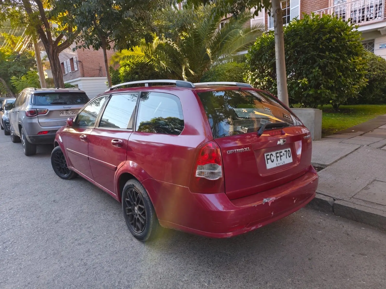 Auto Chevrolet rojo usado - miniatura 3