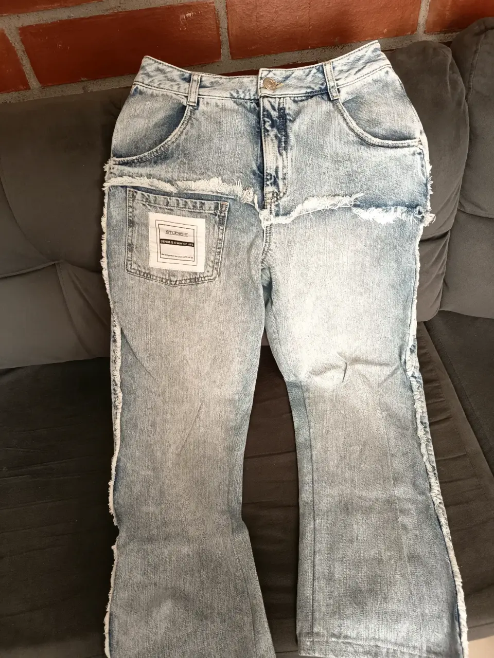 Jeans deshilachados de mezclilla