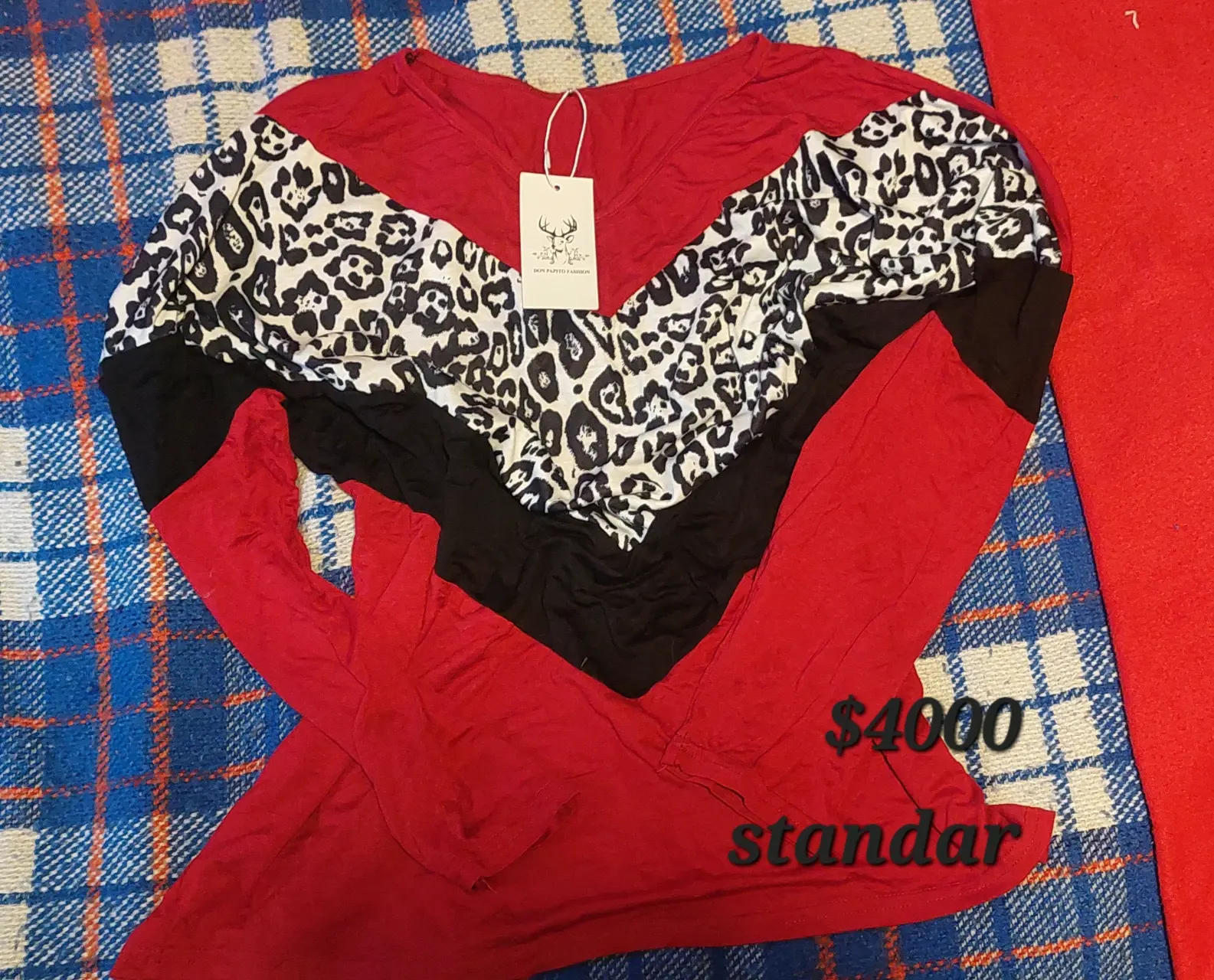 Polera roja con estampado animal - miniatura 1