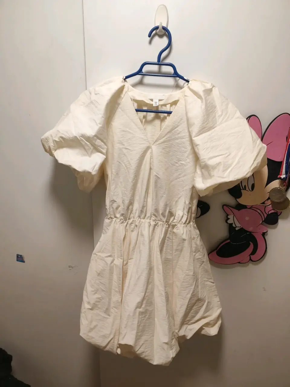 Vestido blanco con mangas abullonadas