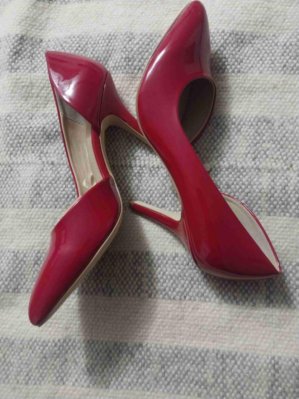 Zapatos de tacón rojo elegante - miniatura 1