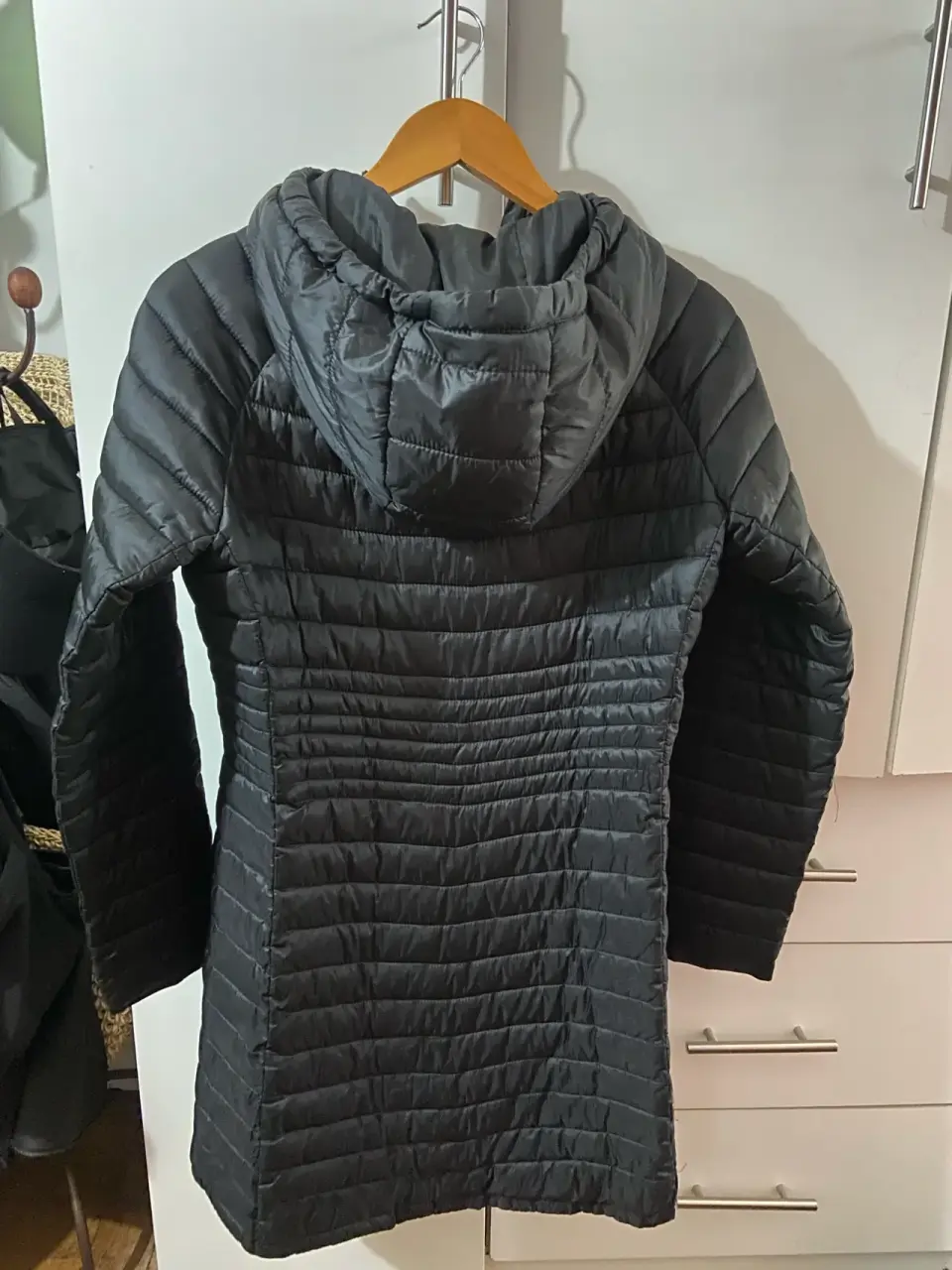 Parka larga negra con capucha - miniatura 3