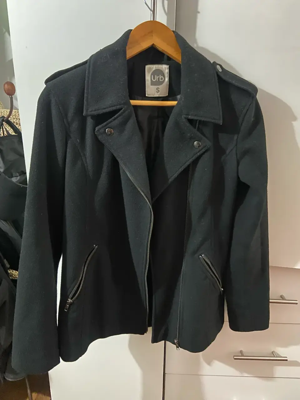 Chaqueta negra con cierre - miniatura 1
