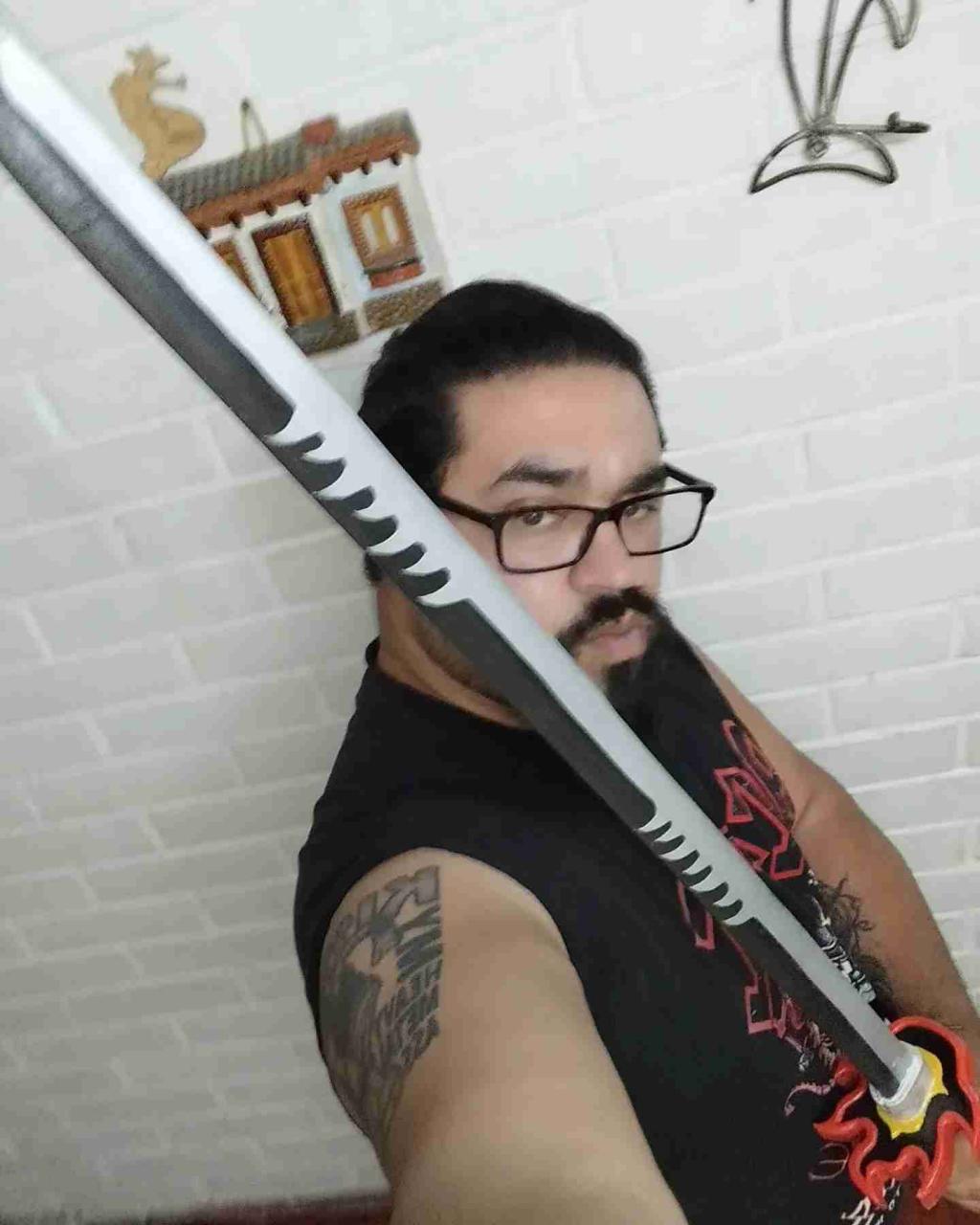 Katana tanjiro de madera decorativa - miniatura 1