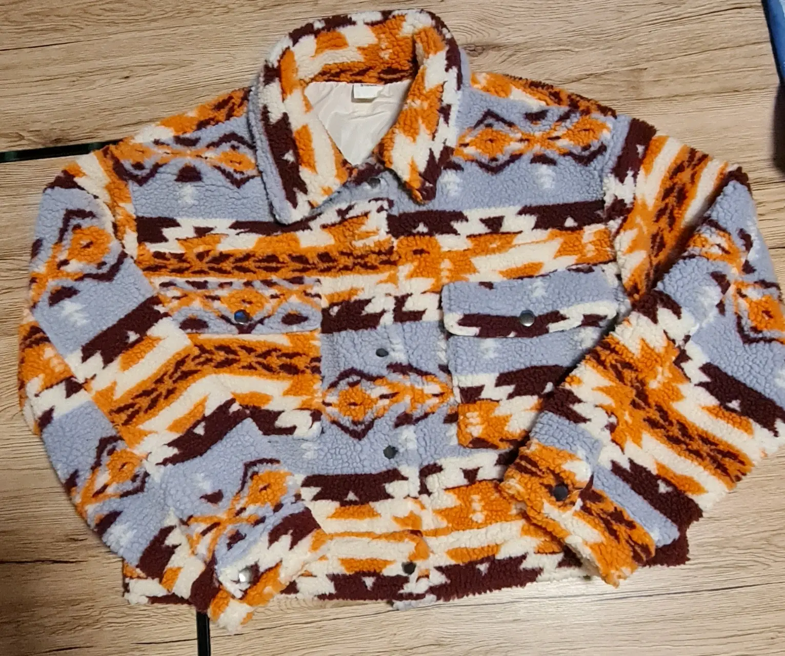 Chaqueta de polar con diseño geométrico