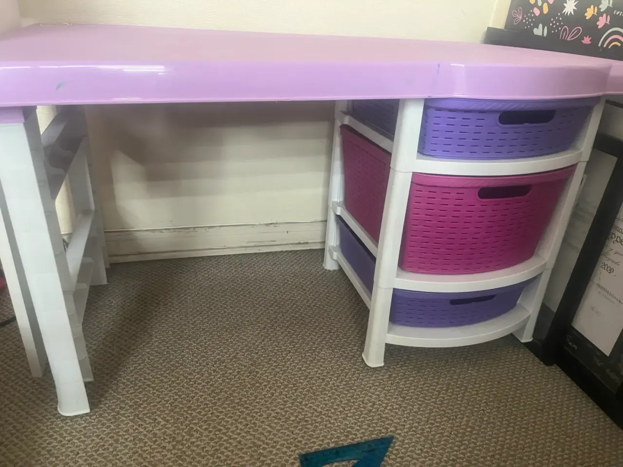 Escritorio plástico morado con cajones - miniatura 1