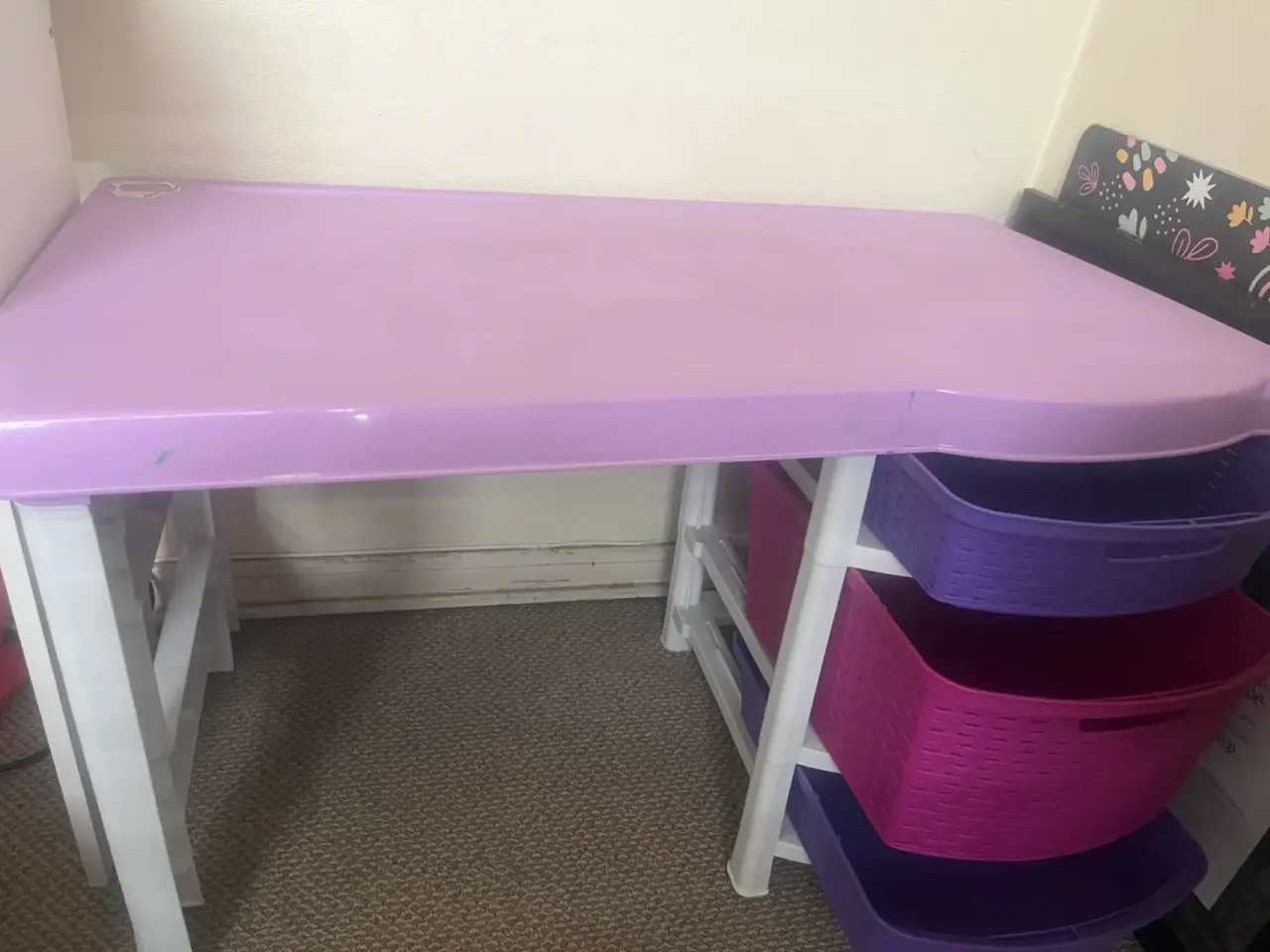 Escritorio plástico morado con cajones - miniatura 3