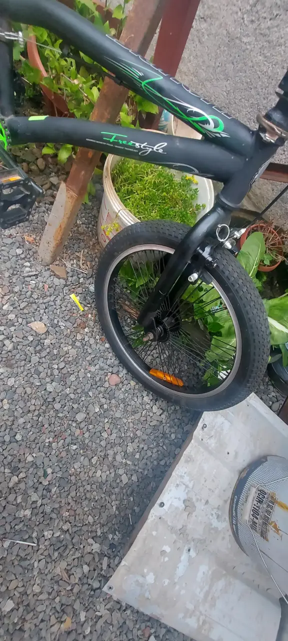 Bicicleta BMX negra y verde - miniatura 4
