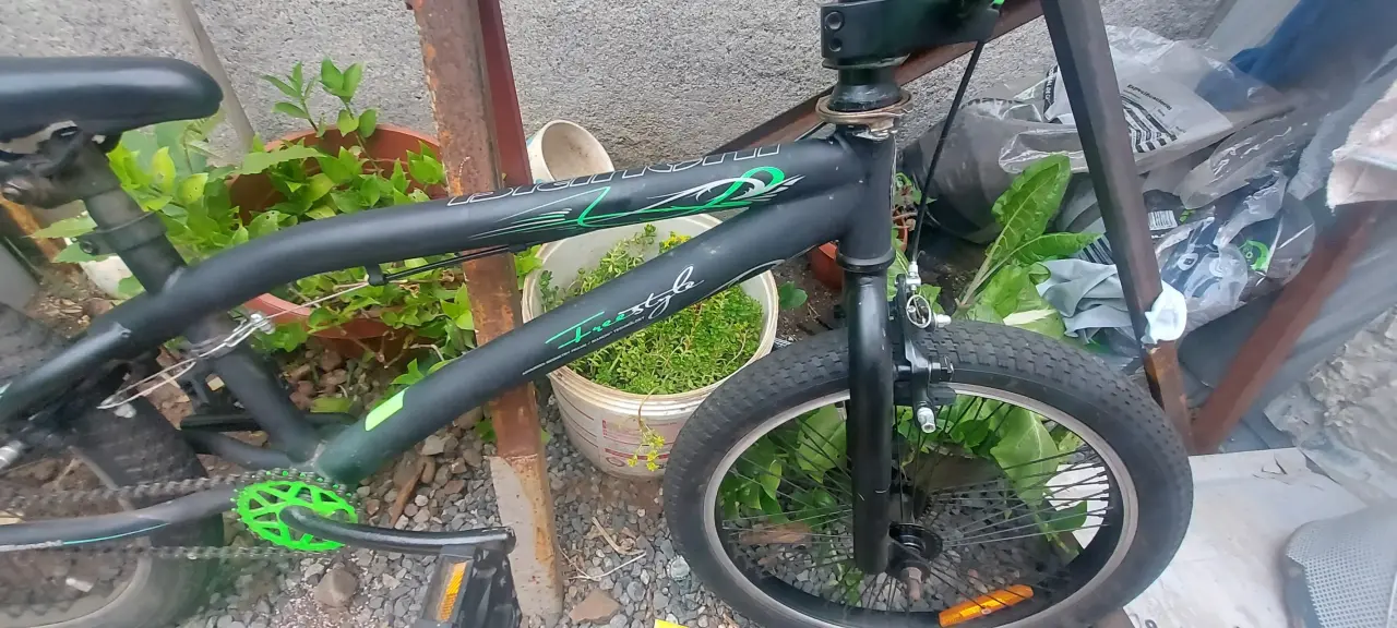 Bicicleta BMX negra y verde - miniatura 5