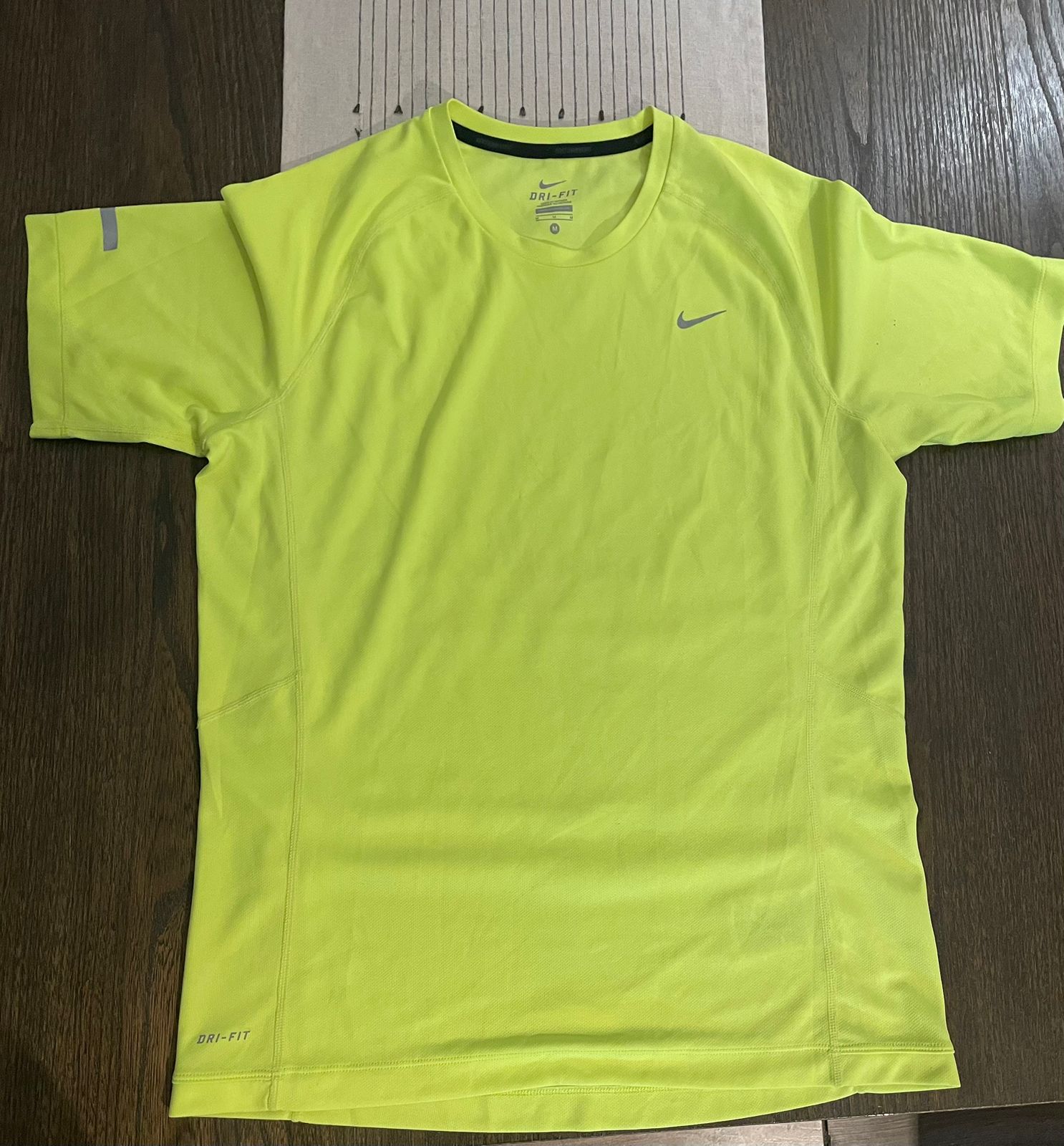 Polera Deportiva Amarilla Nike Talla M - miniatura 1