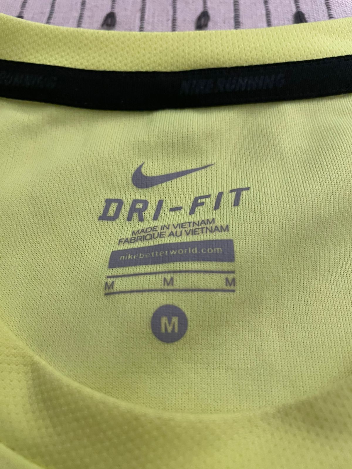Polera Deportiva Amarilla Nike Talla M - miniatura 2