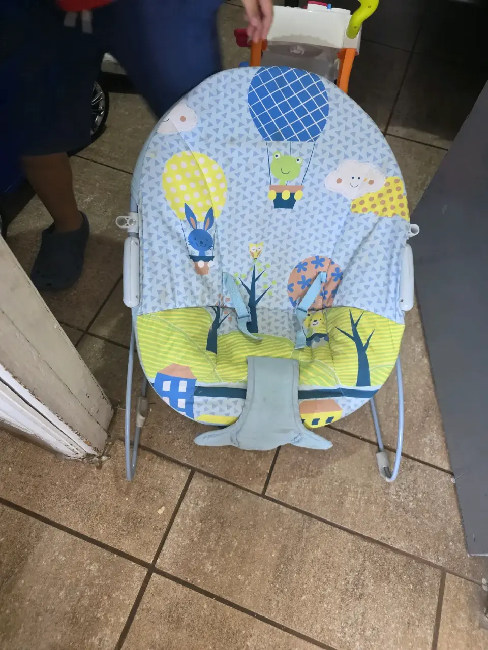 Silla mecedora para bebé con diseño - miniatura 1