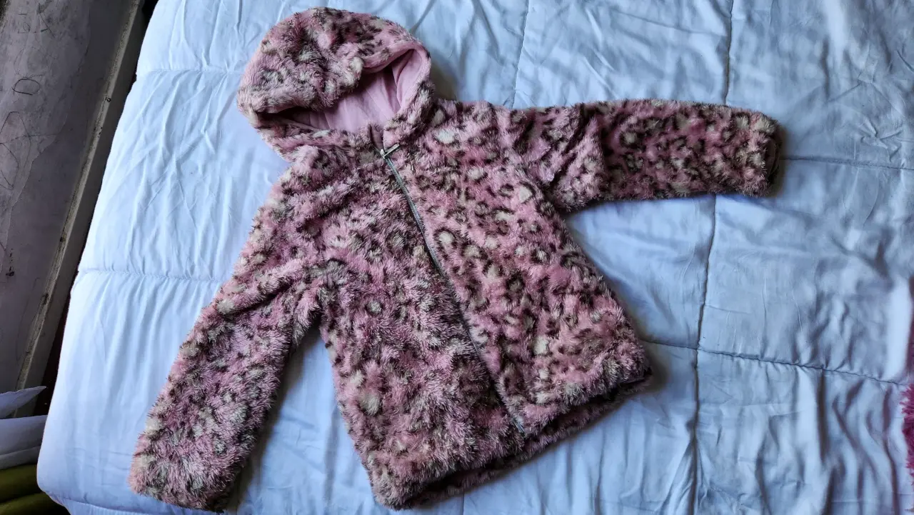 Chaqueta peluda rosada con capucha - miniatura 1