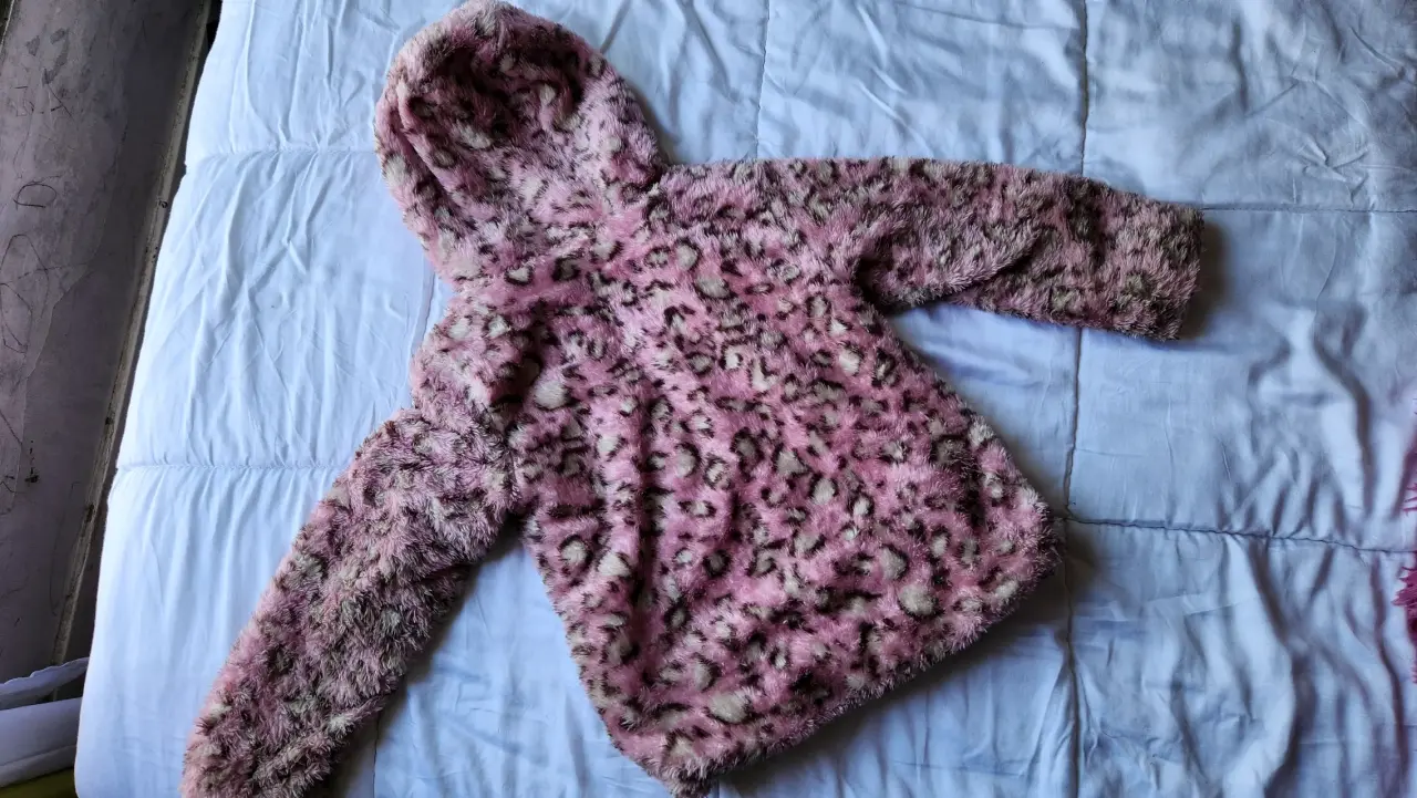 Chaqueta peluda rosada con capucha - miniatura 3