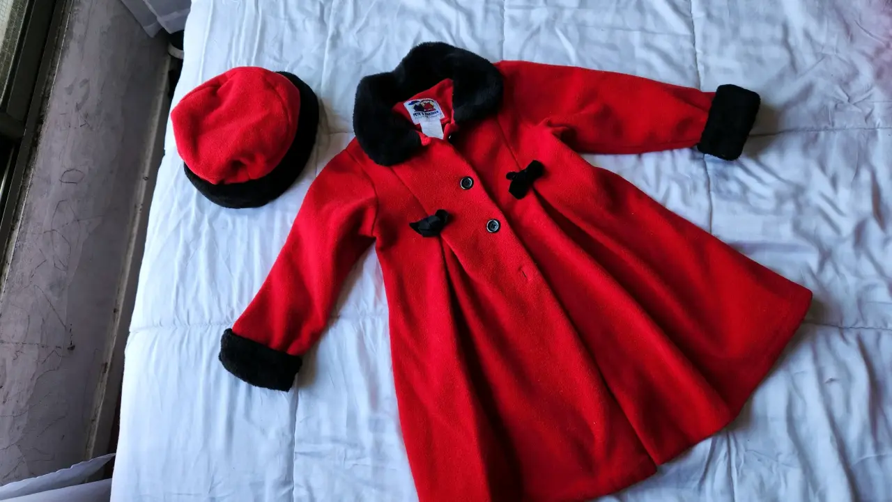 Abrigo y boina roja para niña - miniatura 1