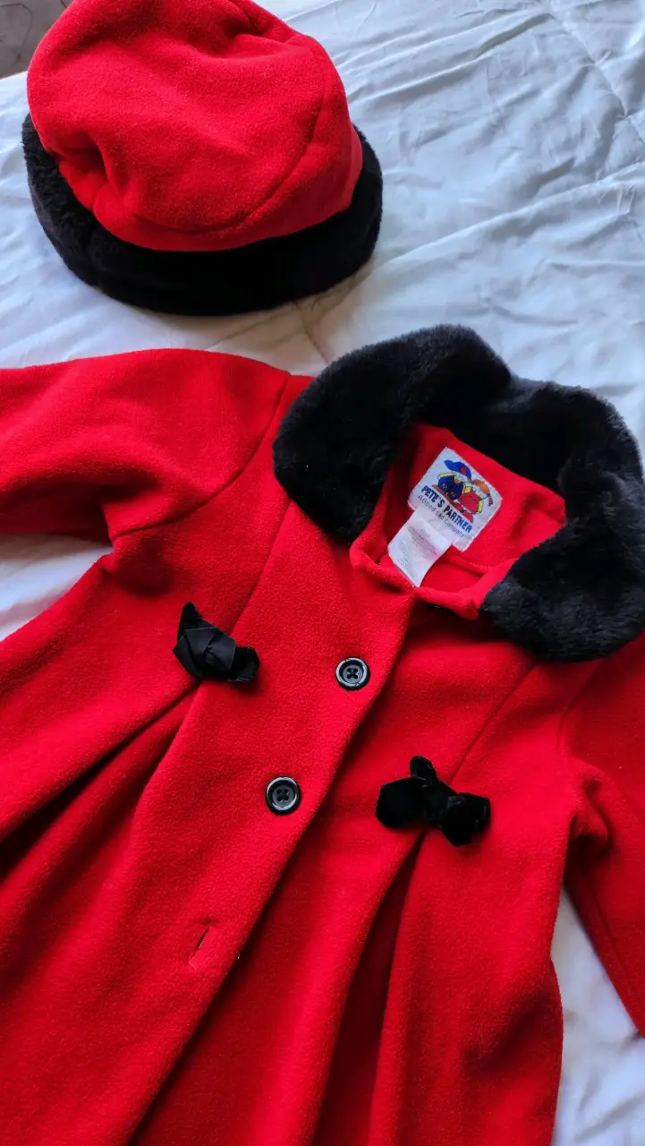 Abrigo y boina roja para niña - miniatura 3