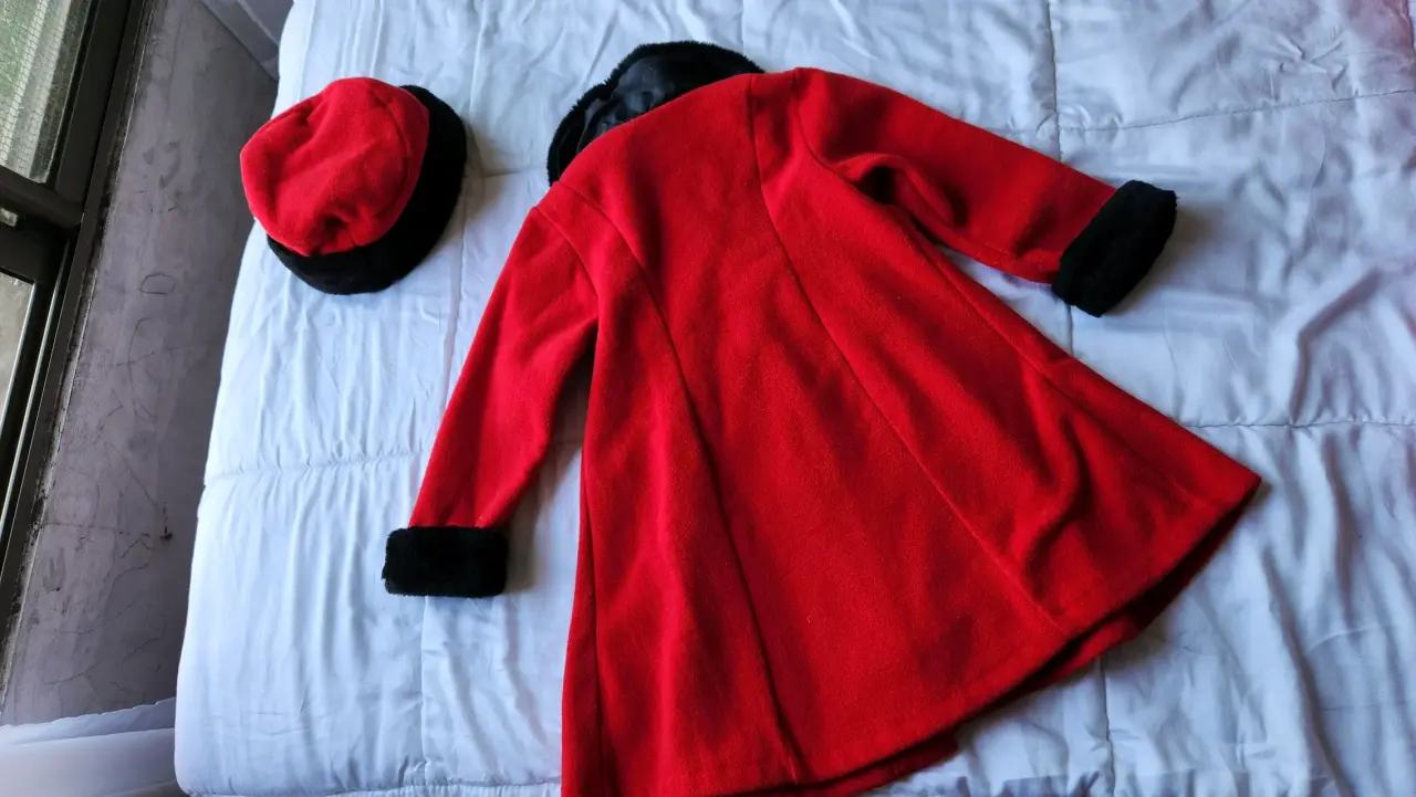 Abrigo y boina roja para niña - miniatura 4