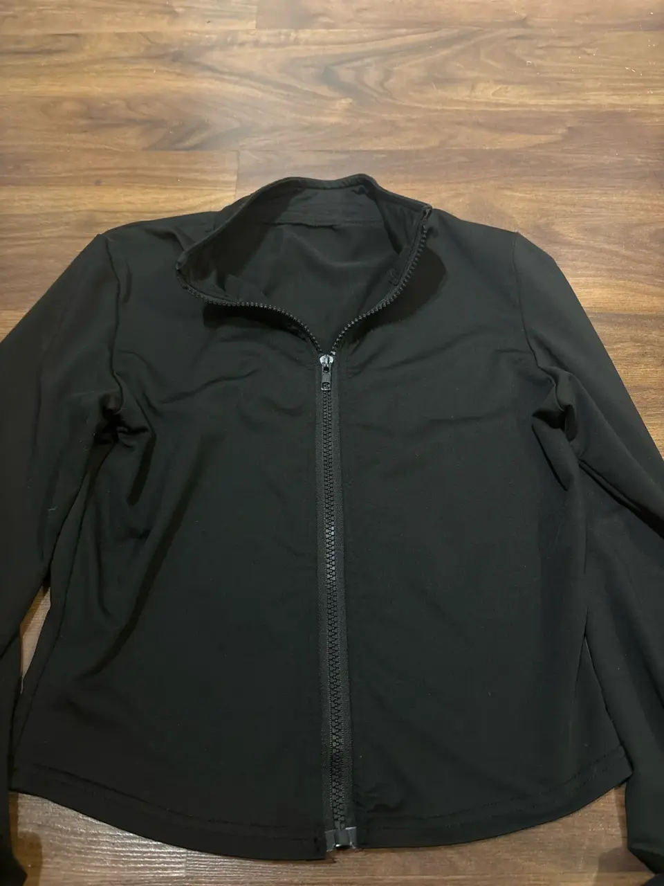 Chaqueta negra deportiva
