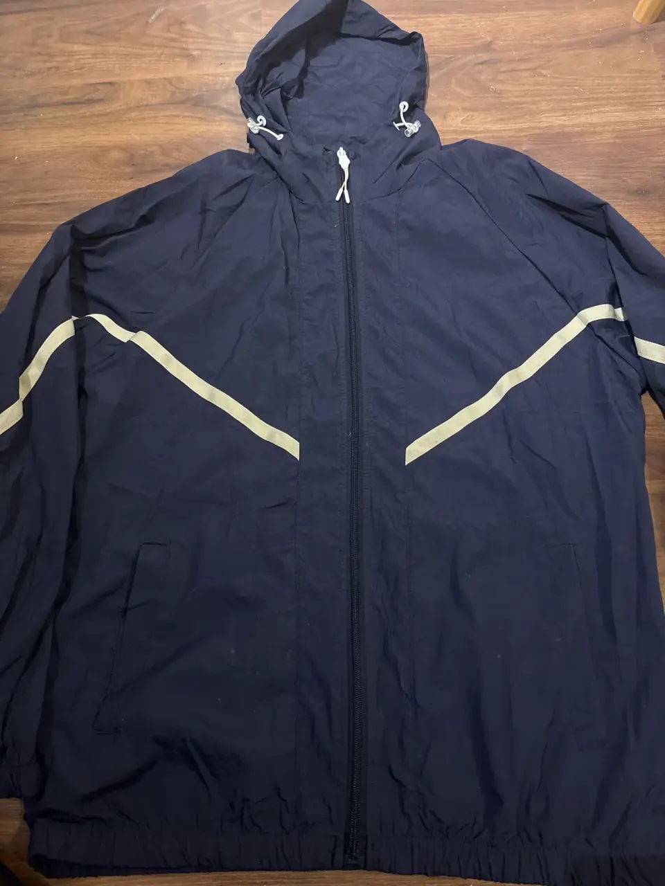 Chaqueta cortavientos azul con capucha