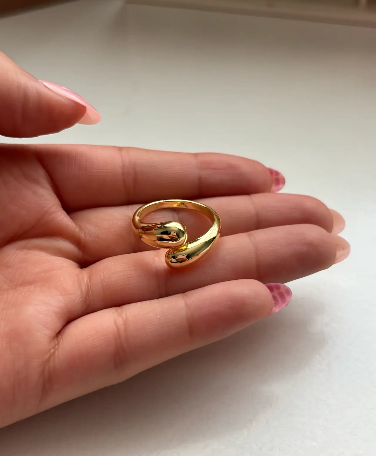 Anillo dorado moderno ajustable - miniatura 2