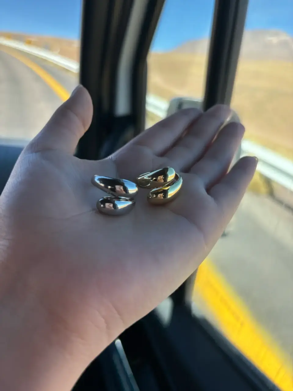 Anillo dorado moderno ajustable - miniatura 3