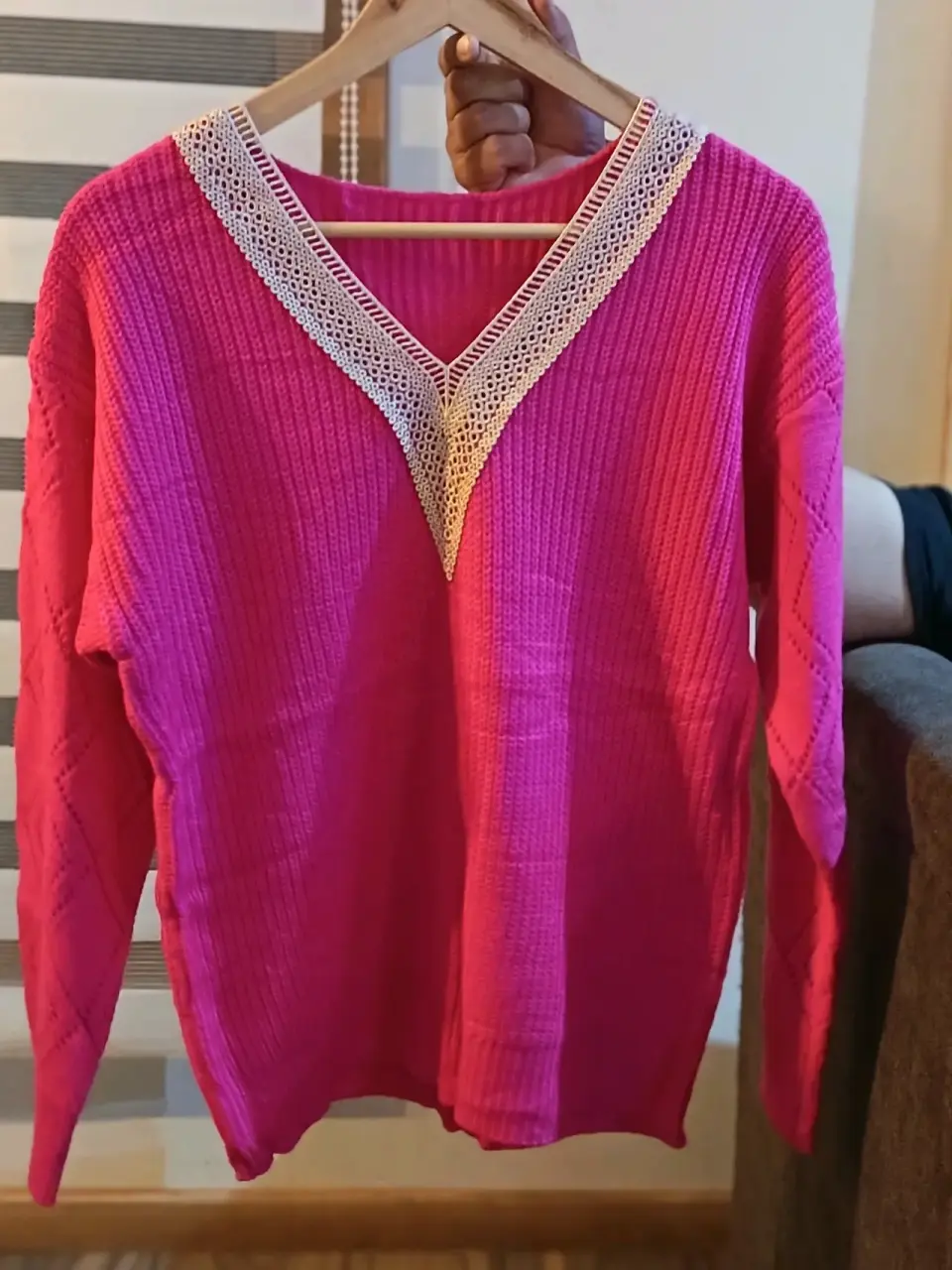 Suéter rosa tejido con cuello V