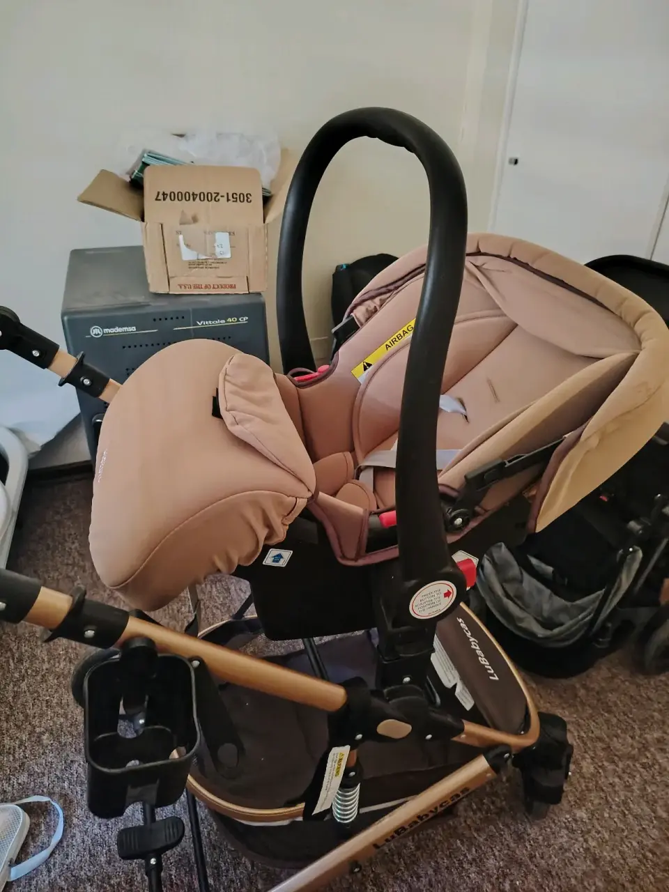 Coche de bebé color beige - miniatura 1