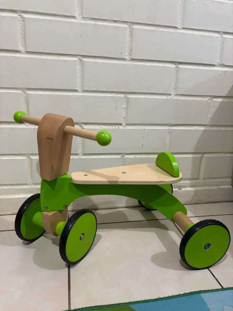 Triciclo de madera infantil verde