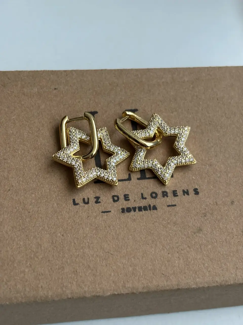 Aros de estrella dorados con circones