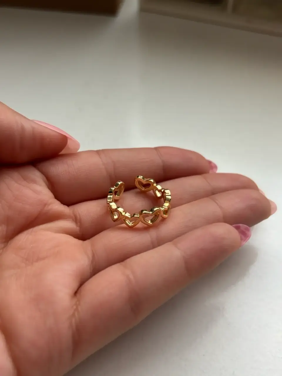Anillo dorado con corazones - miniatura 2