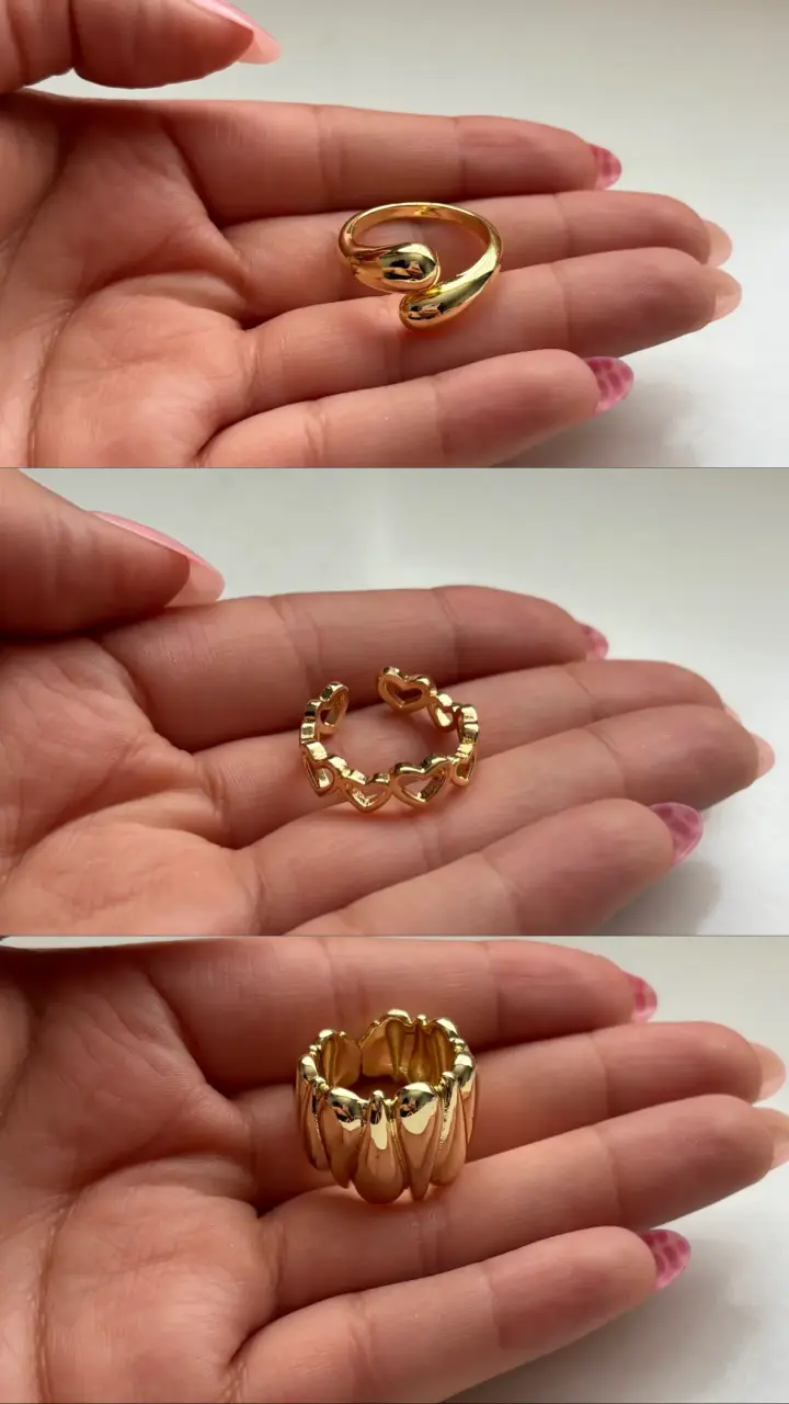 Anillo dorado con corazones - miniatura 3