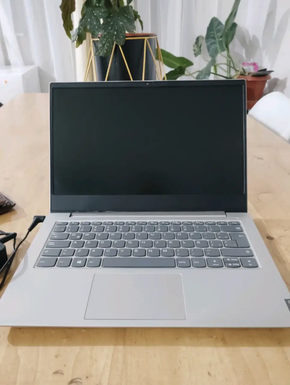 Notebook portátil en buen estado - miniatura 3