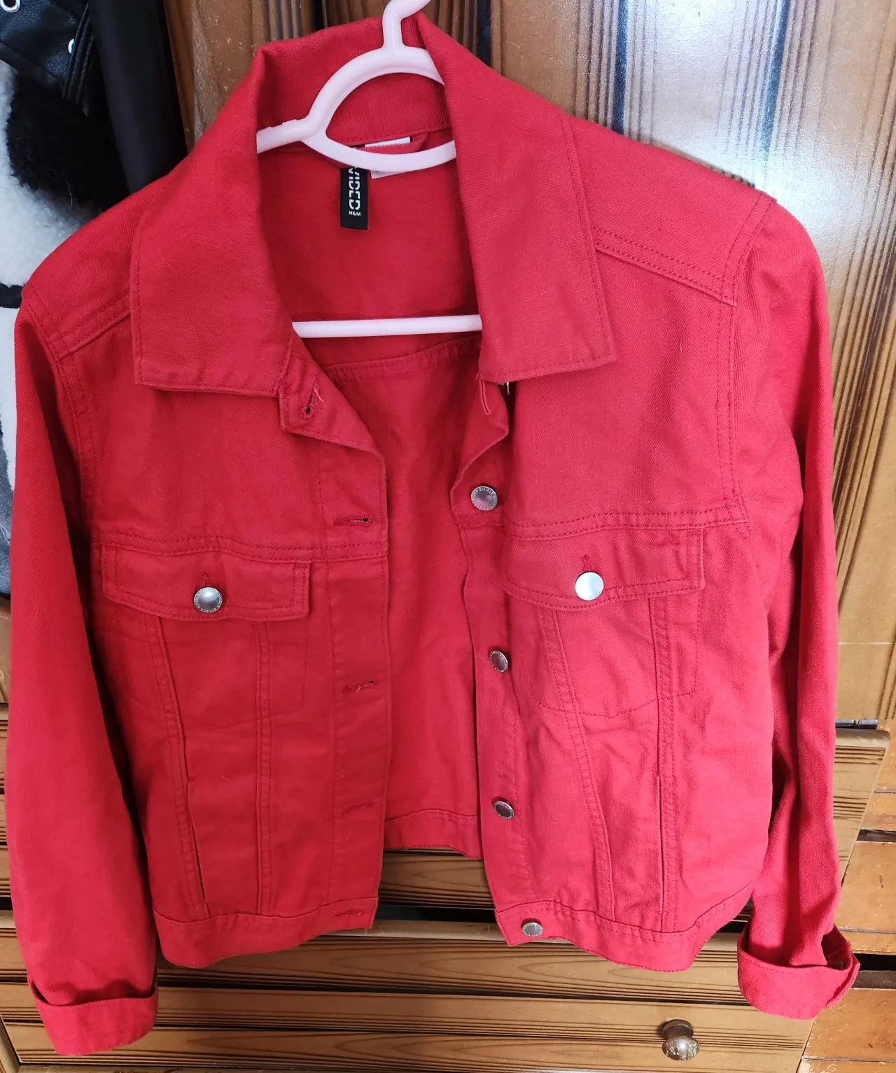 Chaqueta roja de mezclilla