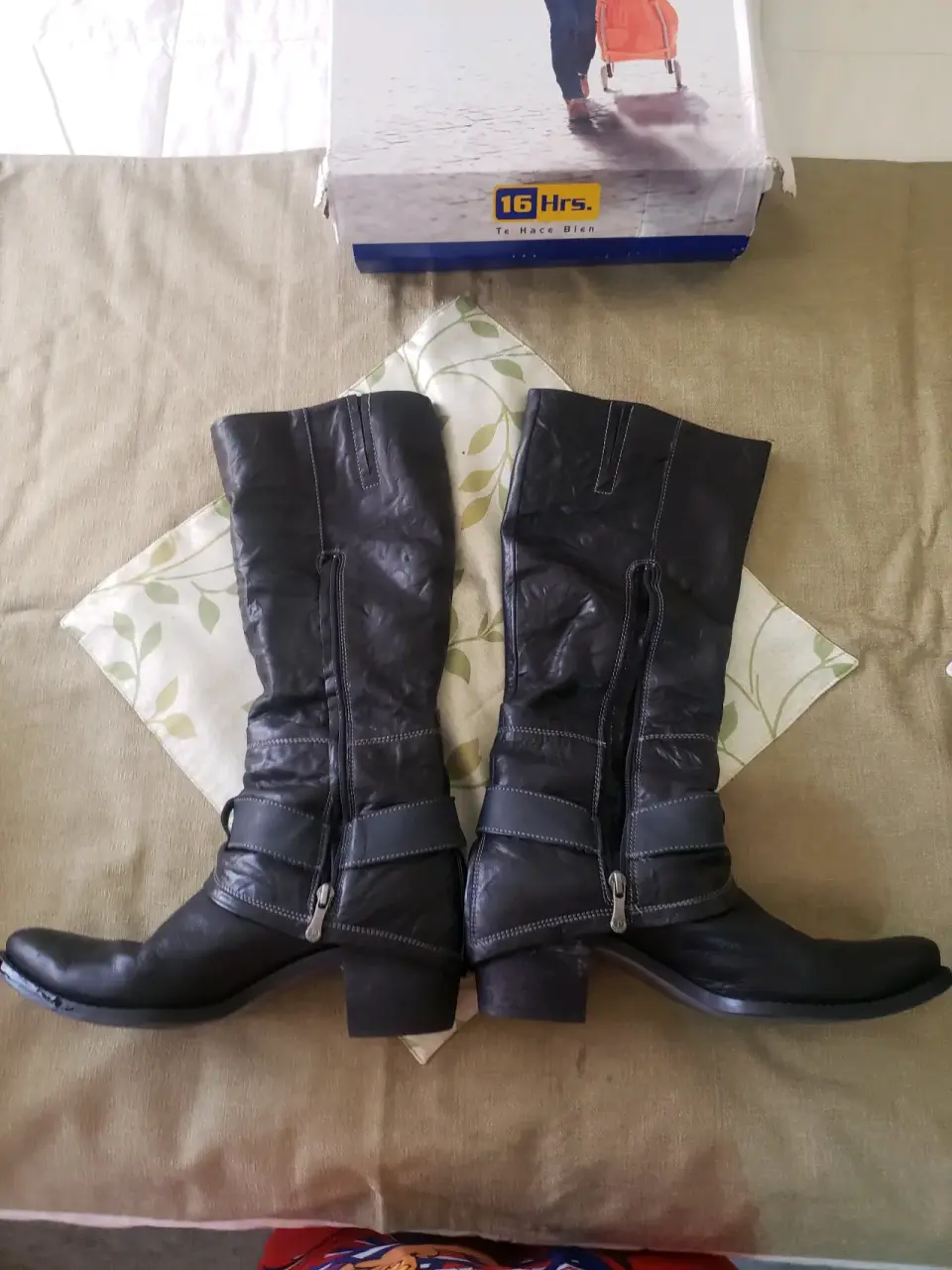 Botas negras con hebillas - miniatura 2